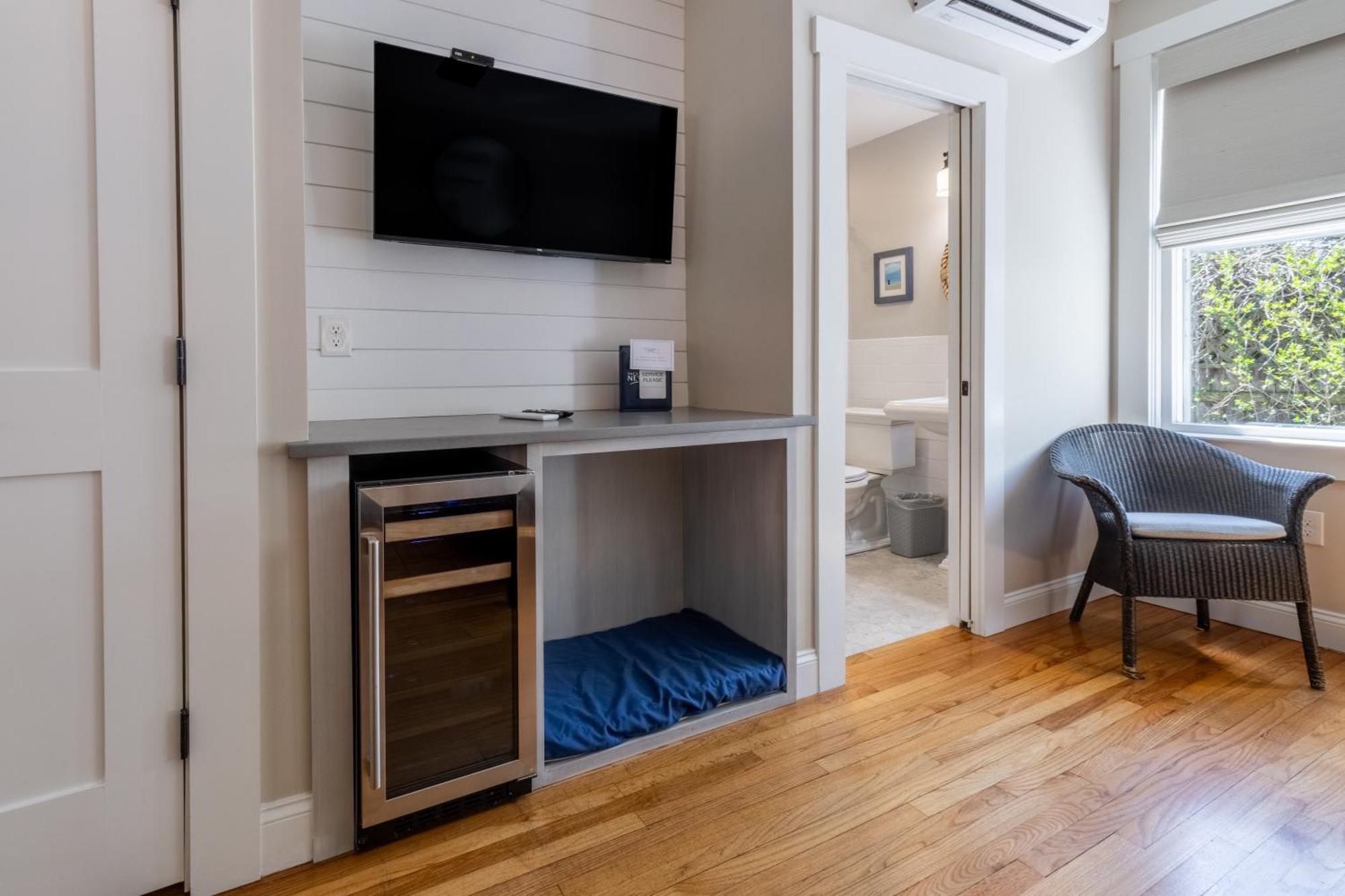 Paws On Pelham (Adults Only) Bed & Breakfast Newport Exterior photo