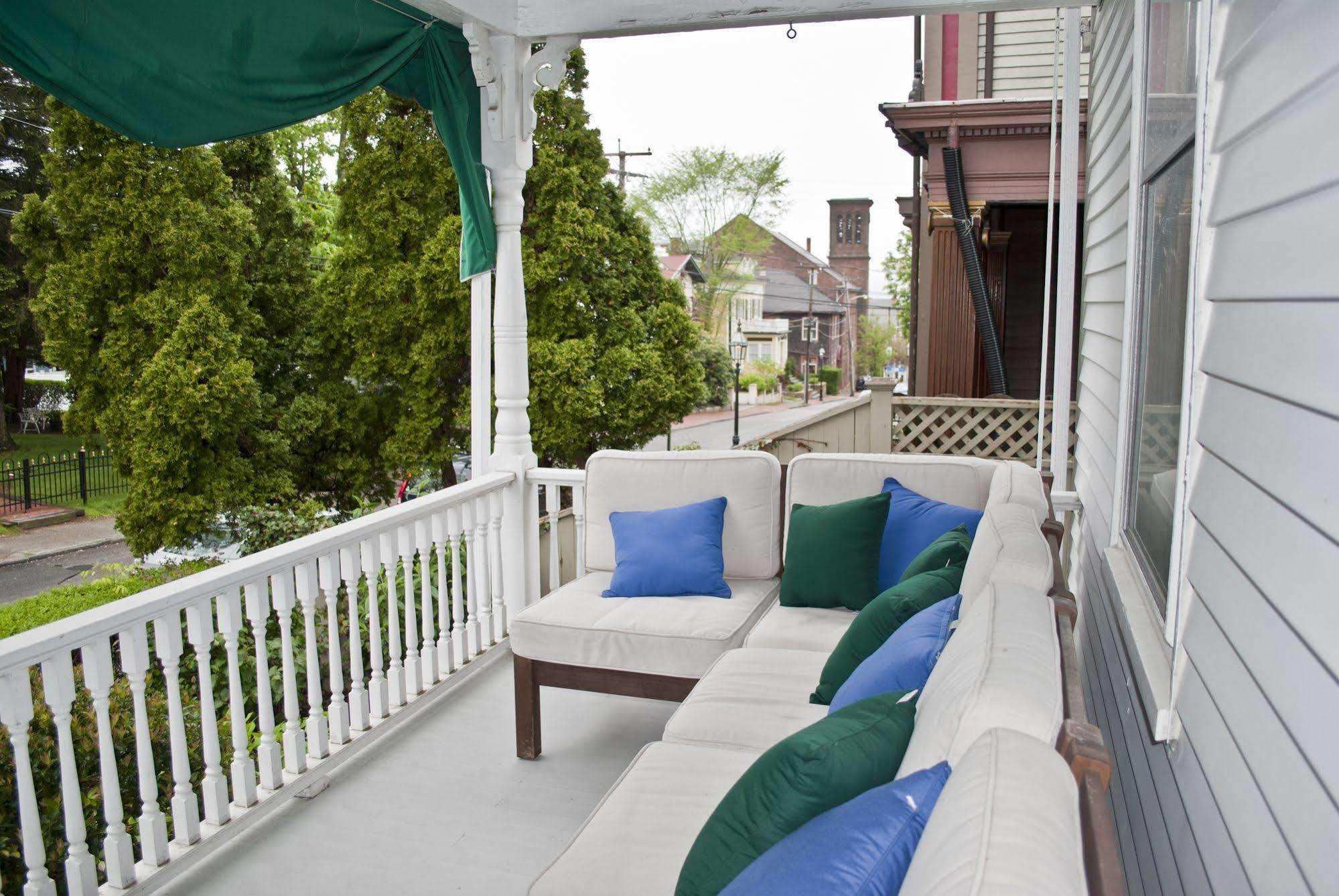 Paws On Pelham (Adults Only) Bed & Breakfast Newport Exterior photo